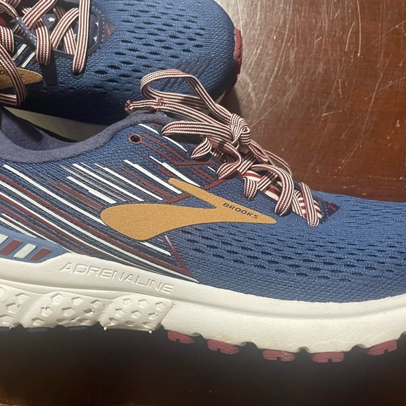 Women’s Brooks Athletic shoes. Size 9.5 B EXCELLENT CONDITION - Picture 2 of 6
